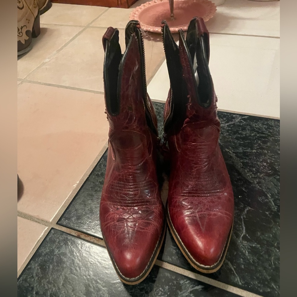 Red ankle cowboy boot - size 7